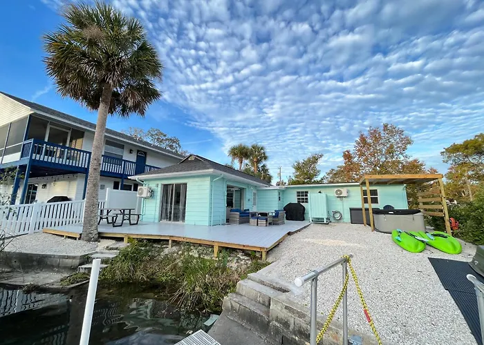Weeki Wachee Retreat Canal Home With Hot Tub Kayaks Canoe And Boat With Trolling Motor Included