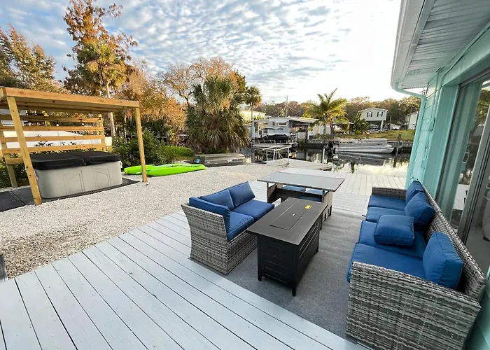 Weeki Wachee Retreat Canal Home With Hot Tub Kayaks Canoe And Boat With Trolling Motor Included