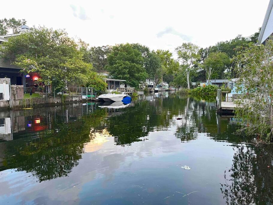 Weeki Wachee Retreat Canal With Hot Tub Kayaks Canoe And Boat With Trolling Motor Included Hébergement de vacances Spring Hill
