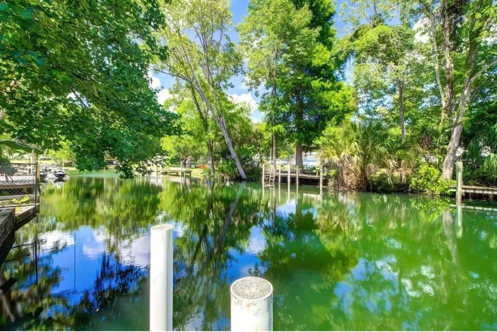 Weeki Wachee Retreat Canal With Hot Tub Kayaks Canoe And Boat With Trolling Motor Included Hébergement de vacances Spring Hill
