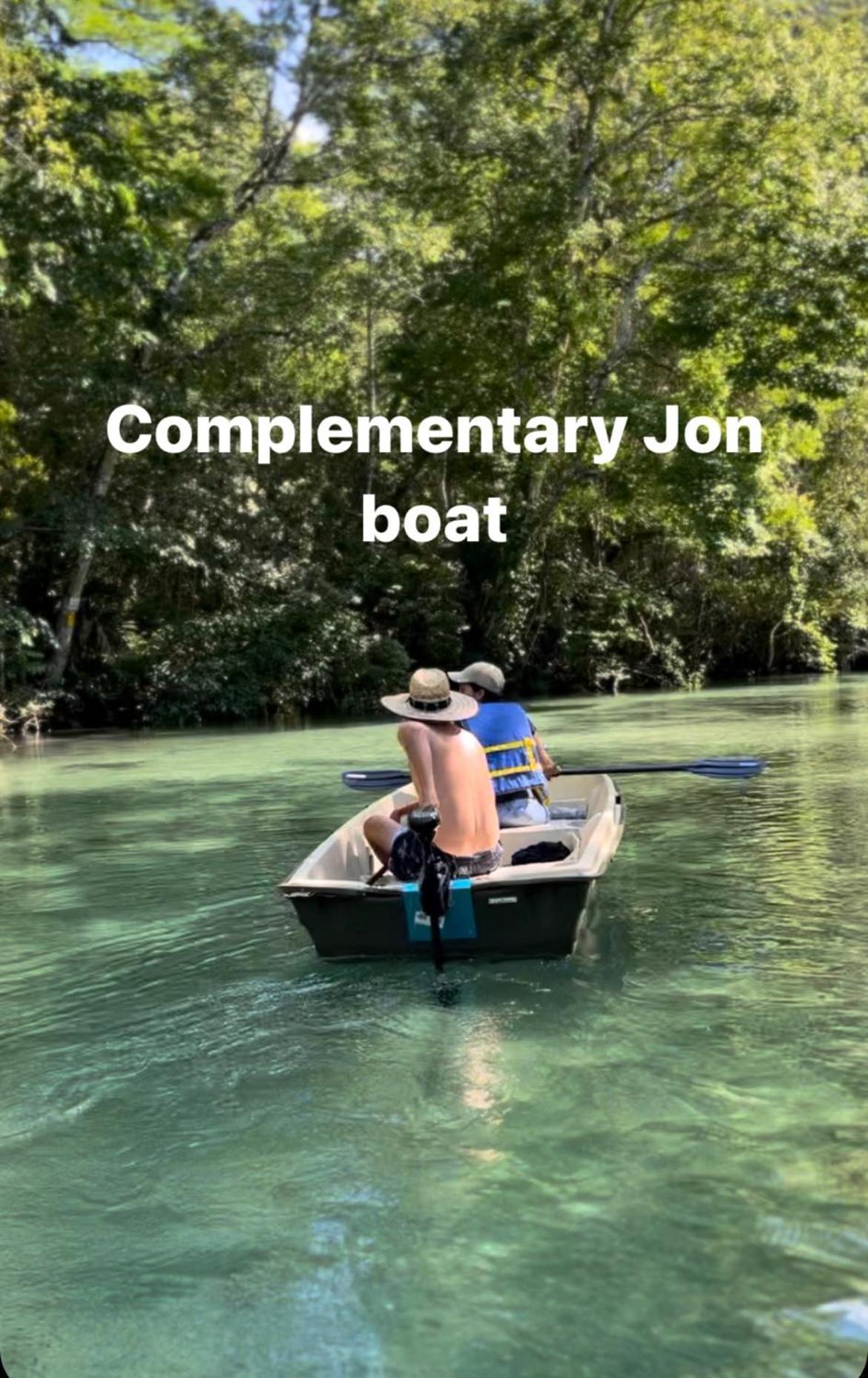 Hébergement de vacances Weeki Wachee Retreat Canal With Hot Tub Kayaks Canoe And Boat With Trolling Motor Included
