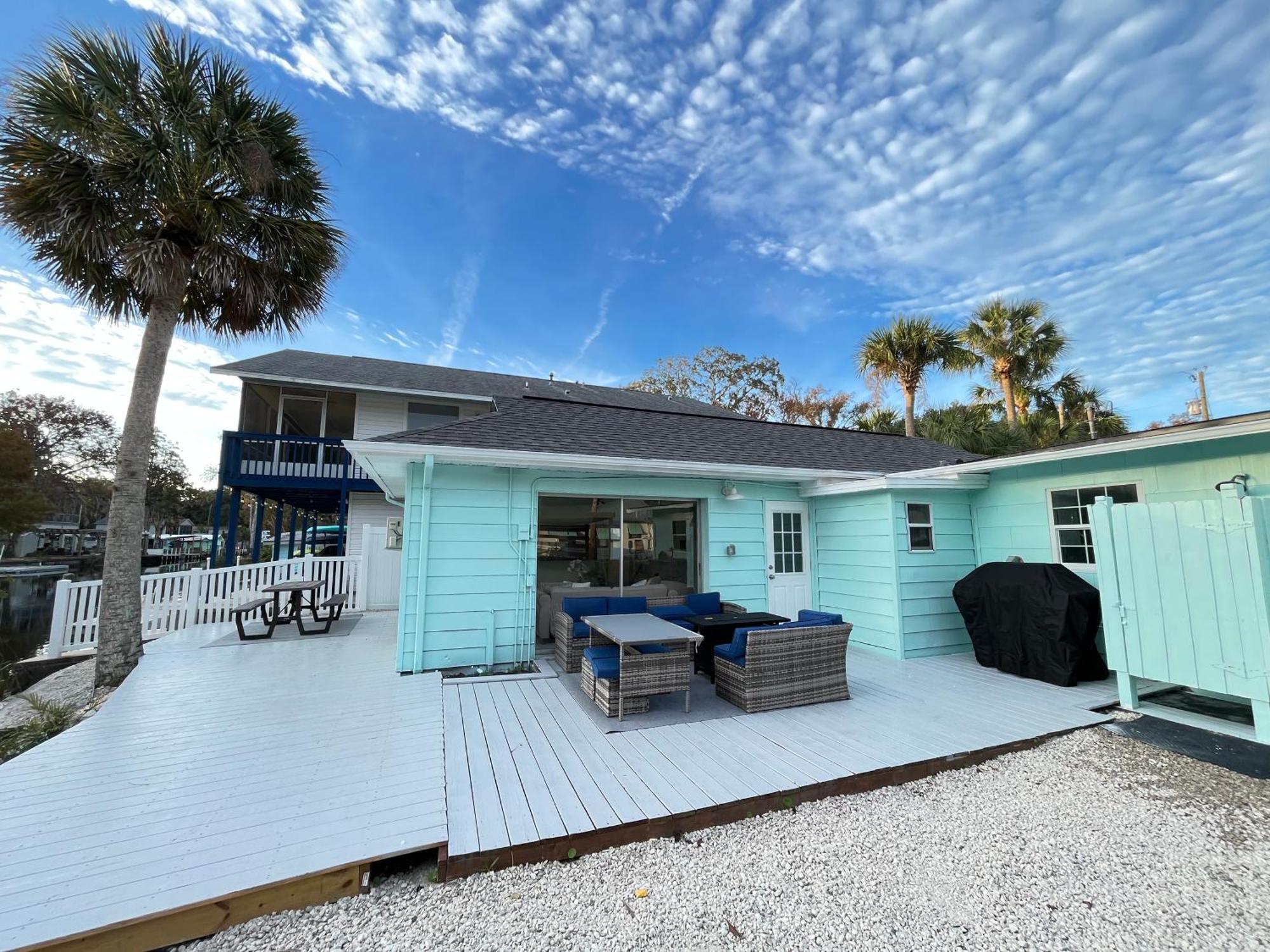 Hébergement de vacances Weeki Wachee Retreat Canal With Hot Tub Kayaks Canoe And Boat With Trolling Motor Included