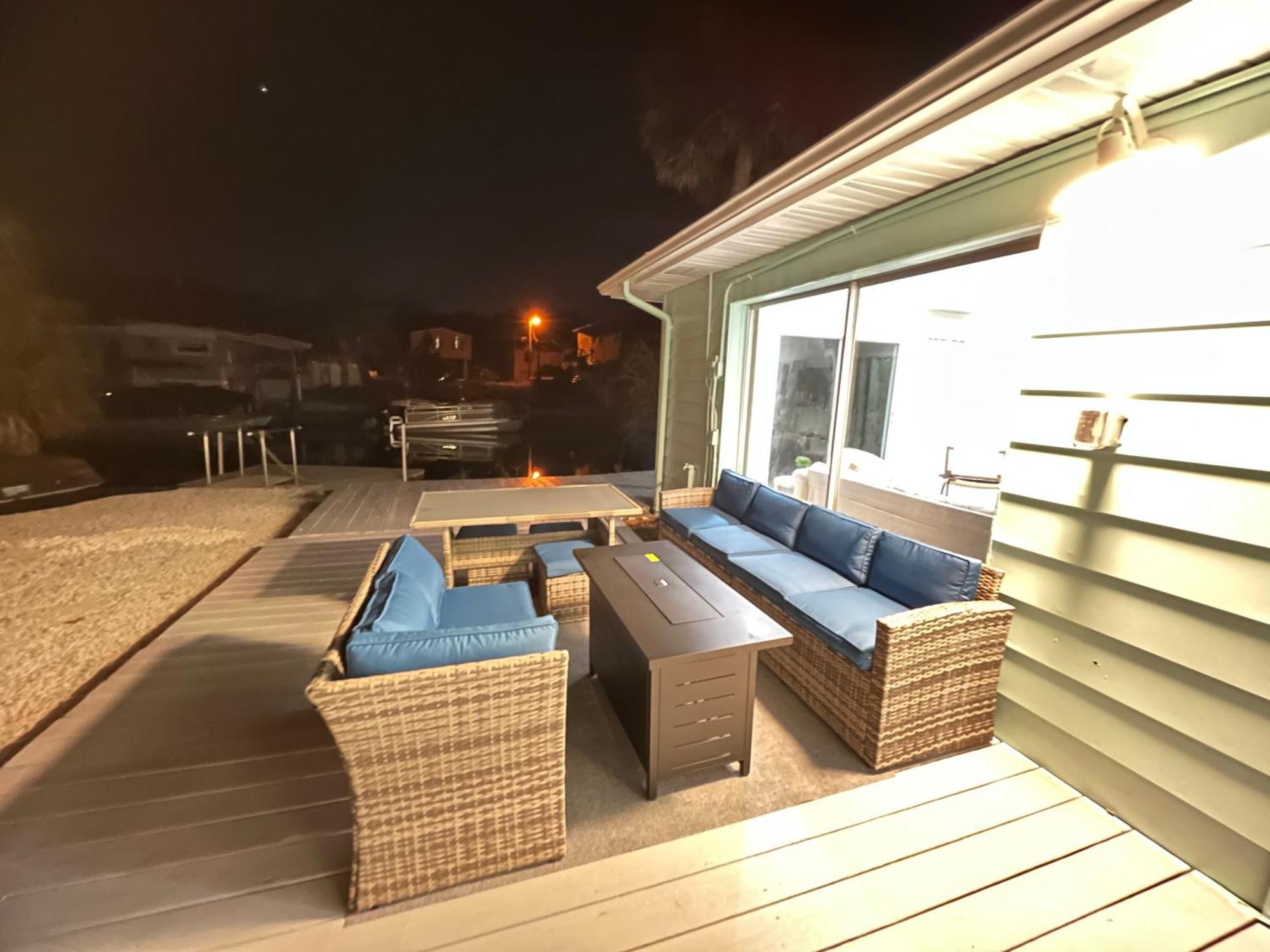 Hébergement de vacances Weeki Wachee Retreat Canal With Hot Tub Kayaks Canoe And Boat With Trolling Motor Included